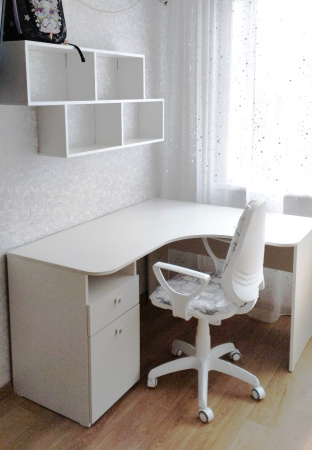 Стол угловой 1400 мм коллекции Умка NEW (ручки - дуб) от Династия Kids